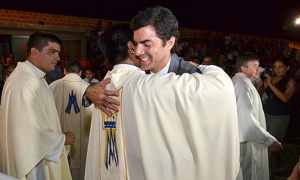 Un Juan Manuel Urtubey en trance participa en una ordenación sacerdotal en Tartagal