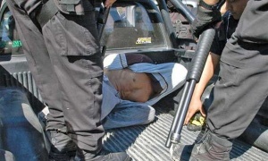 Un detenido es tratado como animal por la Policía de Santiago del Estero