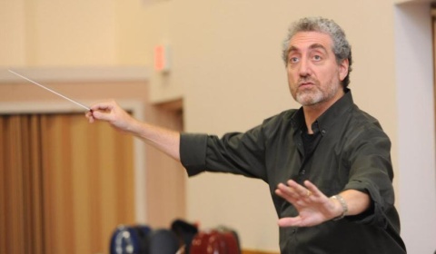 El maestro Paul Phillips dirige esta noche a la Orquesta Sinfónica de Salta