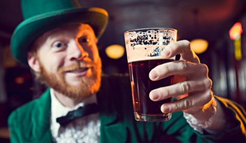 Cerveza artesanal en la celebración de San Patricio en el Paseo de los Poetas
