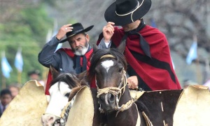 Gauchos de Salta imponen la 'lectura obligatoria' de un libro de Güemes a gendarmes nacionales