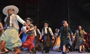 Clase para niños en el ciclo 'Miércoles de Folklore'