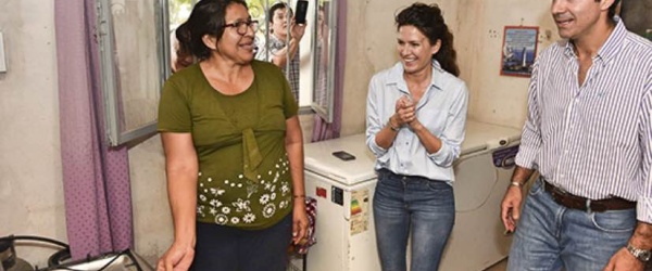 Isabel Macedo, maravillada al ver el gas fluir en El Quebrachal