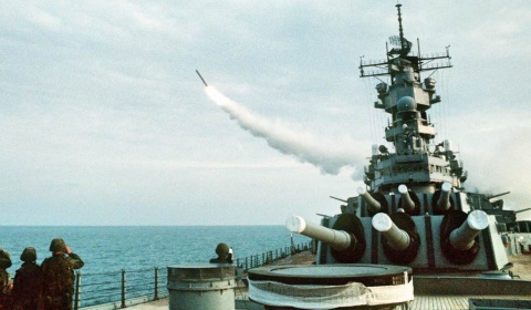Trump bombardea una base militar siria en represalia por el ataque químico