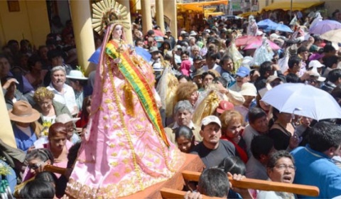 Exposición de vestidos de la Virgen de Urkupiña en el Museo Casa de Arias Rengel