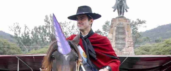 Urtubey adapta su imagen güemesiana a las últimas tendencias estéticas