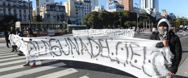 Desocupados de Tartagal cortan la avenida 9 de Julio en Buenos Aires