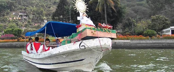 Procesión acuática en homenaje a la virgen patrona del camping Carlos Xamena