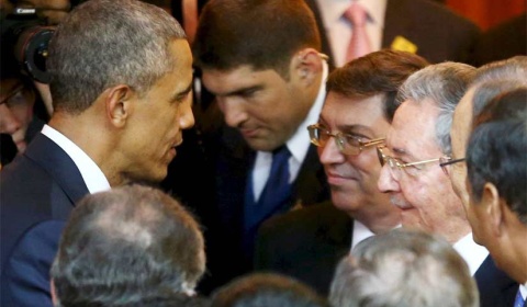 Histórico saludo entre Barack Obama y Raúl Castro en la Cumbre de las Américas en Panamá