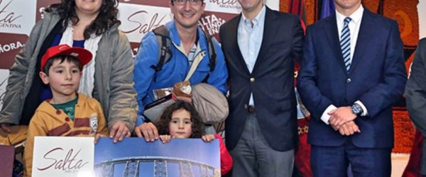 Reaparece Urtubey en la recepción del 'primer turista' de la temporada