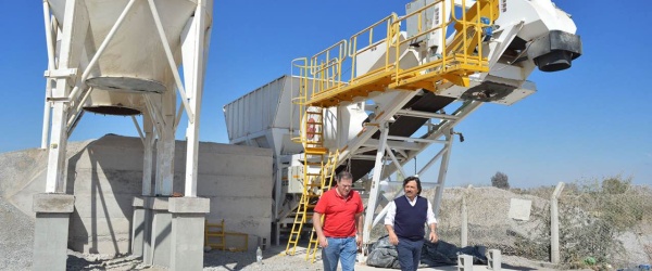 Sáenz supervisa el tramo final de la instalación de la nueva planta hormigonera en Salta