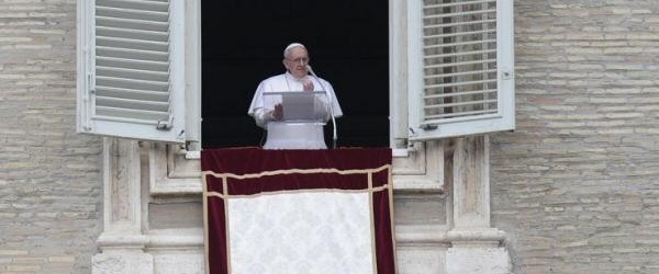El Papa pide rezar por la paz en Oriente Medio : 'La violencia no se vence con la violencia'