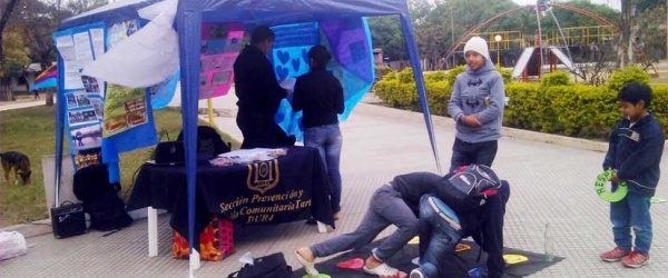Lucha libre en el 'stand preventivo' de la Policía en Misión Cherenta