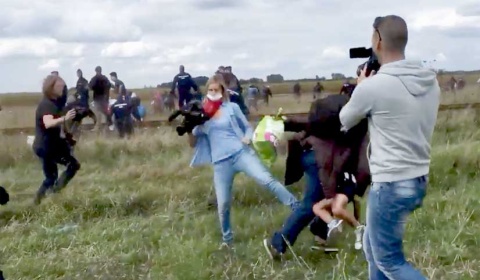 Despedida la reportera húngara que zancadilleó y golpeó a refugiados