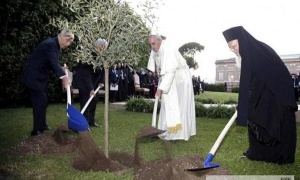 El papa Francisco reúne a Peres y Abbas en una histórica oración por la paz