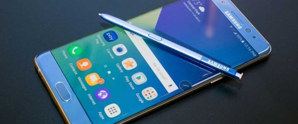 Zapatillas y accesorios de telefonía móvil, los productos más vendidos en Internet