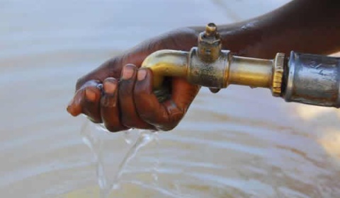 El gobierno usa un 'sachet' para potabilizar el agua en Rivadavia Banda Sur