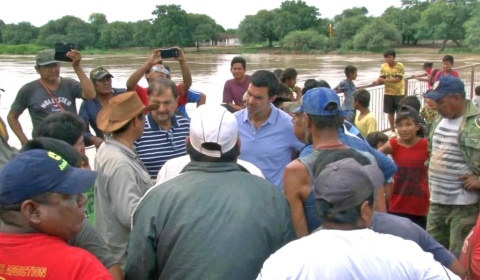 'Nuestros hermanos' del norte, sin agua potable pero con celular