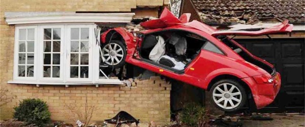 Un coche sin control revienta un medidor de gas en una vivienda de Orán