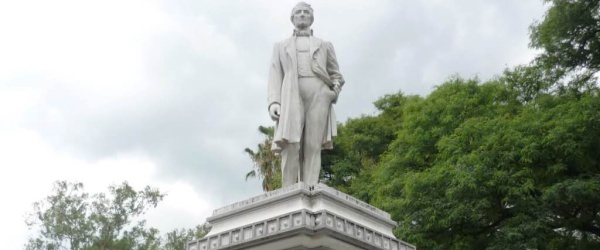 Una mano de cal para la estatua de Facundo de Zuviría en Salta