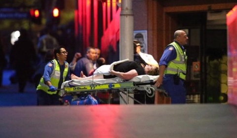 La policía entra en la cafetería de Sydney y libera a los rehenes