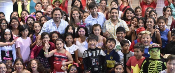 Gustavo Sáenz visita la colonia de vacaciones la piscina Nicolás Vitale