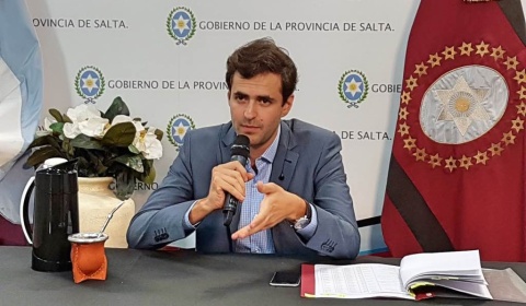 Estrada cobra como ministro pero trabaja en la campaña presidencial de Urtubey