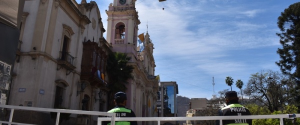 Operativo de seguridad policial para evitar la llegada de personas a la Catedral