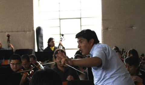 El director ecuatoriano William Vergara dirige hoy en concierto a la Orquesta Sinfónica de Salta