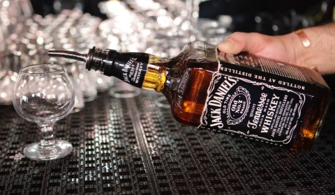Más de tres años de prisión por intentar robar una botella de whisky a punta de cuchillo