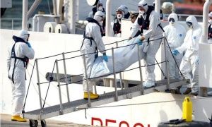 Italia y Malta socorren a dos barcazas con 450 inmigrantes a la deriva frente a la costa de Libia