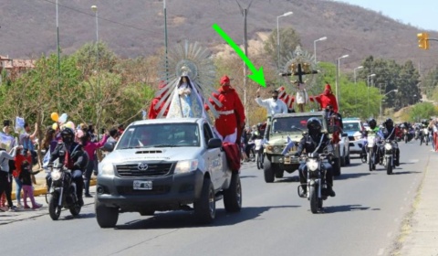 El curita que arruinó el solemne paso de la imágenes peregrinas del Milagro por las calles de Salta