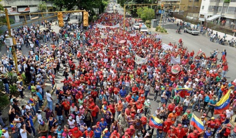 Dos muertos y más de 400 detenidos en una nueva jornada de tensión en Venezuela