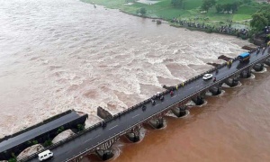 Veintidós desaparecidos en la India tras derrumbarse un puente