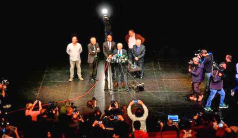 La banda ETA facilita a los mediadores la localización de sus arsenales