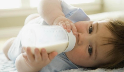 Un juez condena al IPS a costear una leche especial a una afiliada en riesgo de pobreza crónica