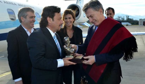 Macri se reúne hoy con dos mil intendentes para analizar obras públicas