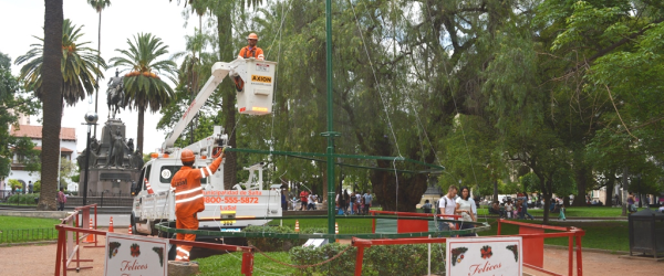 La Municipalidad de Salta comienza la decoración navideña de la Plaza 9 de Julio