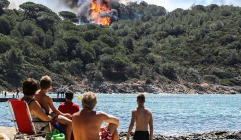 Diez mil personas evacuadas por un incendio forestal en el sur de Francia