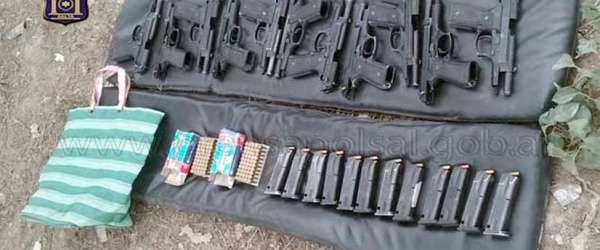 La Policía de Salta encuentra abandonadas las armas robadas a la Gendarmería en Orán