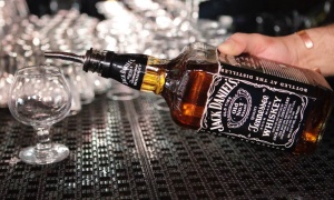 Más de tres años de prisión por intentar robar una botella de whisky a punta de cuchillo