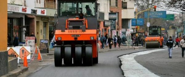 Sáenz termina de parchar uno de los carriles de la avenida Tavella