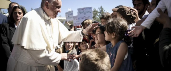 'No están solos. No pierdan la esperanza', dice el Papa a los refugiados en Lesbos