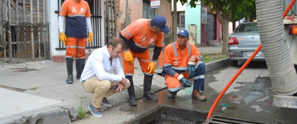 Trabajadores municipales quitan la basura de los desagües para evitar inundaciones
