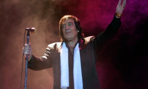 A los 77 años, fallece el cantante y compositor argentino Cacho Castaña