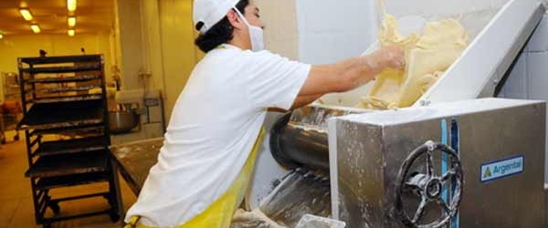 La Municipalidad de Salta enseña a fabricar pan casero en Villa Juanita