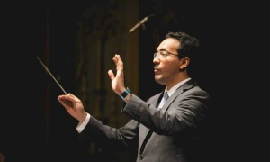 El director colombiano Hadrián Ávila Arzuza dirige la Orquesta Sinfónica de Salta