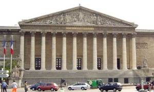 La Legislatura de Salta no funcionaría mejor aunque estuviese en el Palais Bourbon