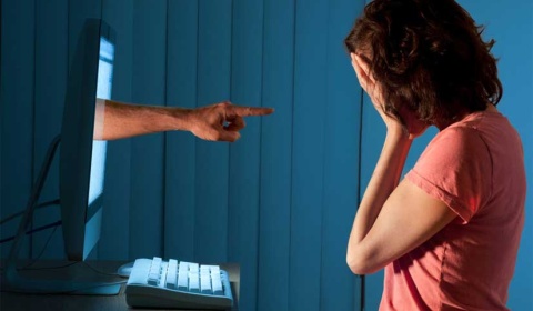 Seis años de prisión para un hombre que acosaba sexualmente a sus víctimas a través de Internet y abusaba de ellas