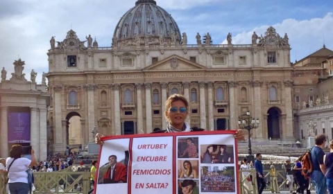 La protesta contra Urtubey y los asesinatos de mujeres en Salta se traslada a Roma
